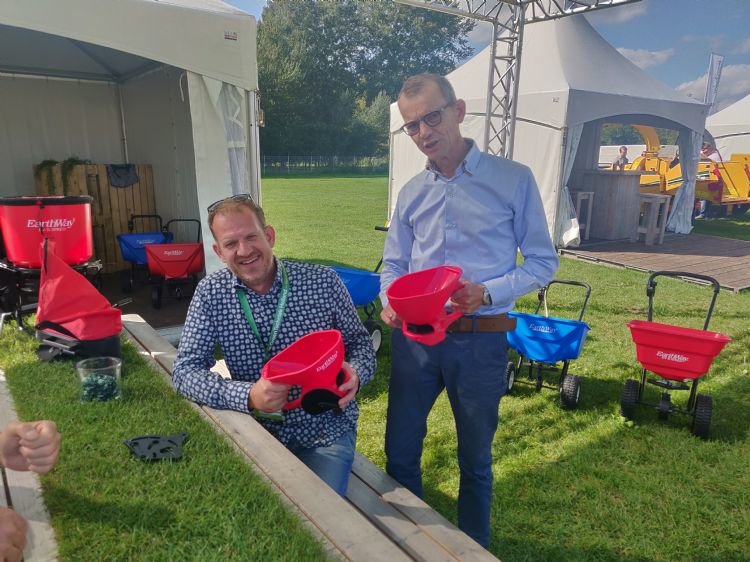 Earthway strooiers terug van weggeweest in Nederland